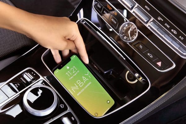 mercedes-induktives-laden-im-mercedes-mit-inbay