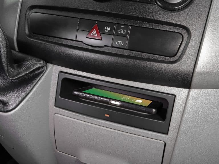 mercedes-induktives-laden-im-mercedes-mit-inbay