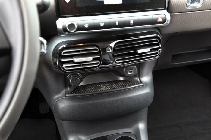 Inductively charge your smartphone in your Citroen C4 Cactus